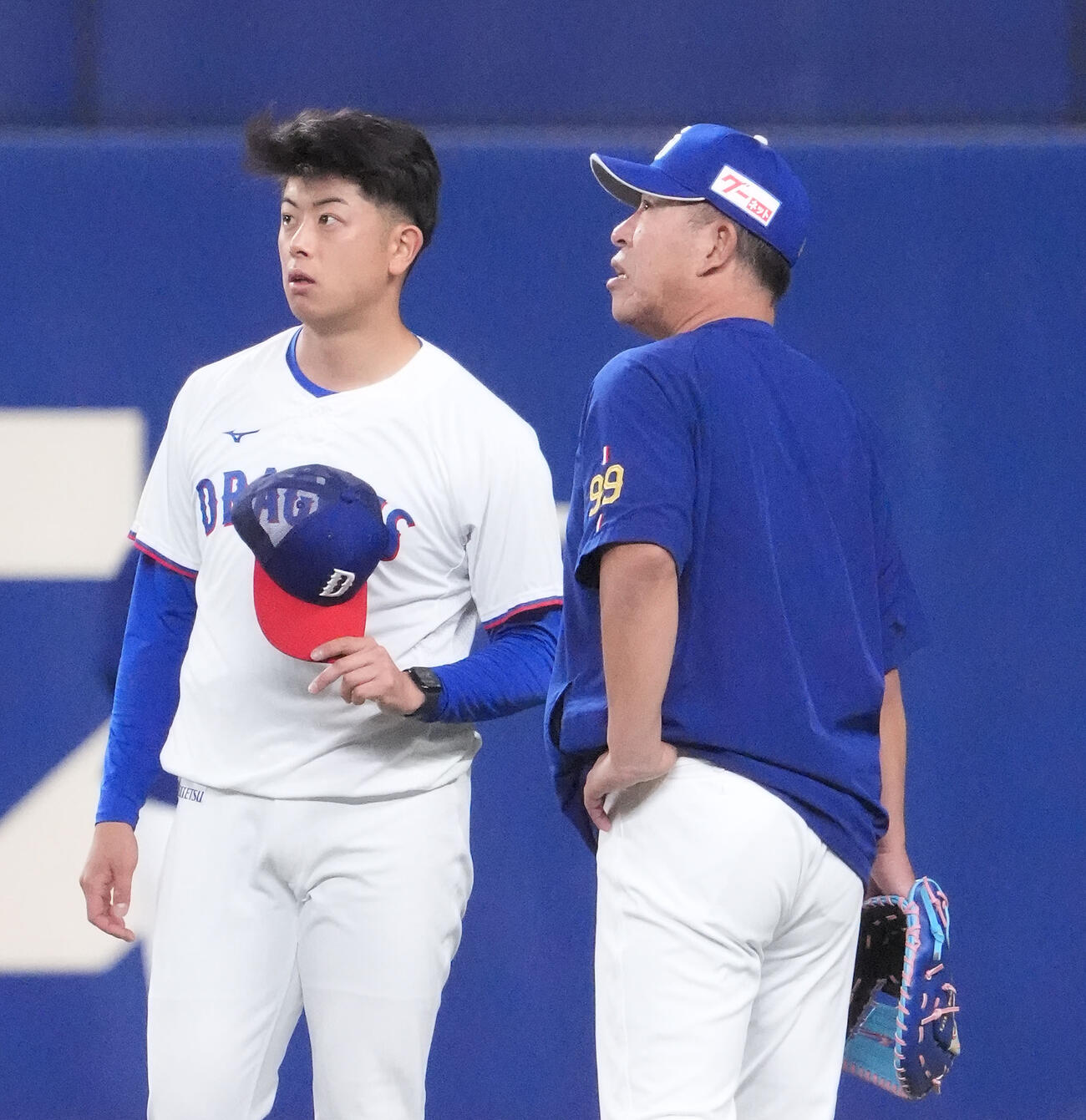 中日対広島　試合前、言葉を交わす中日井上監督（右）と中日松山（撮影・森本幸一）