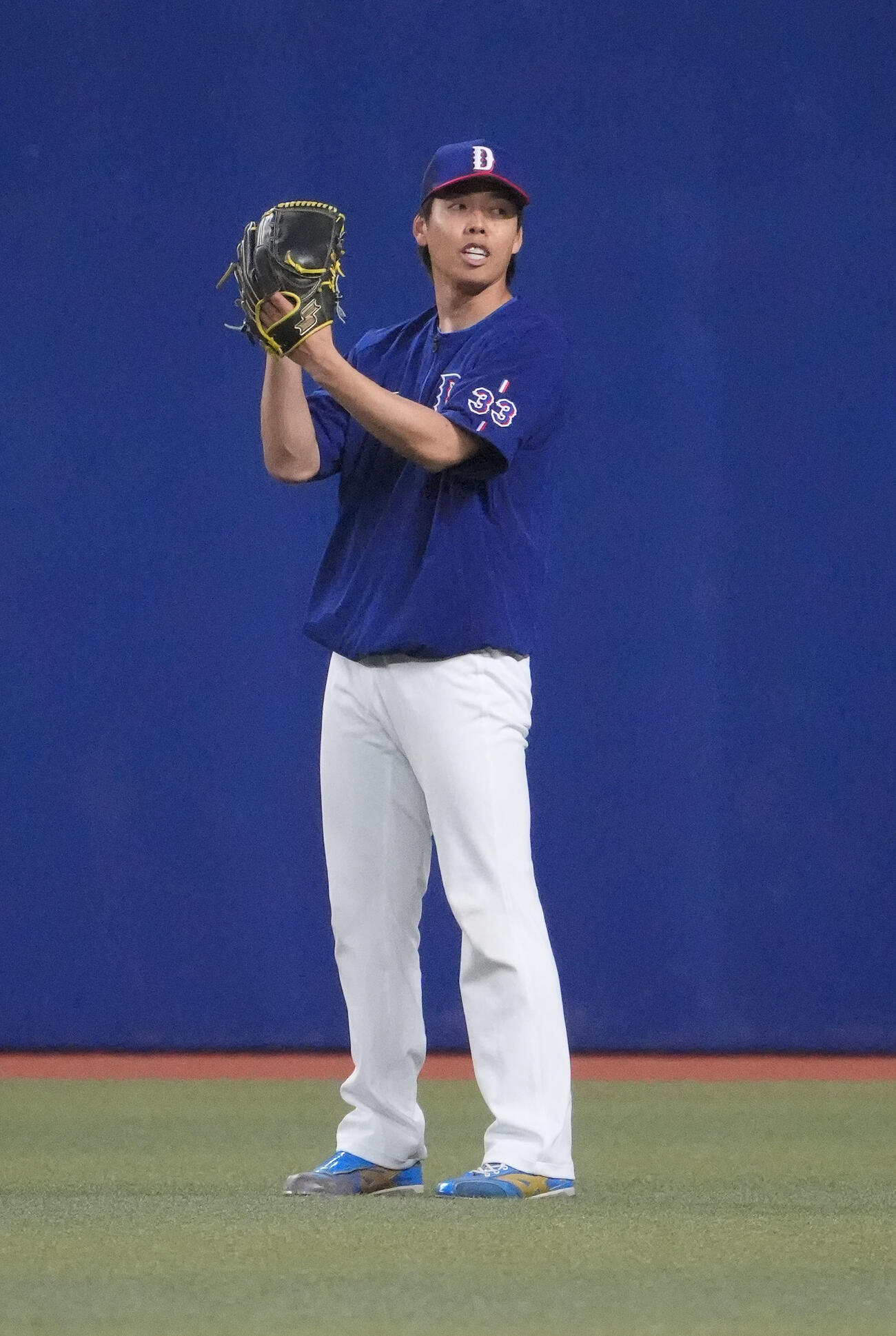 中日対広島　試合前、キャッチボールをする中日杉浦（撮影・森本幸一）