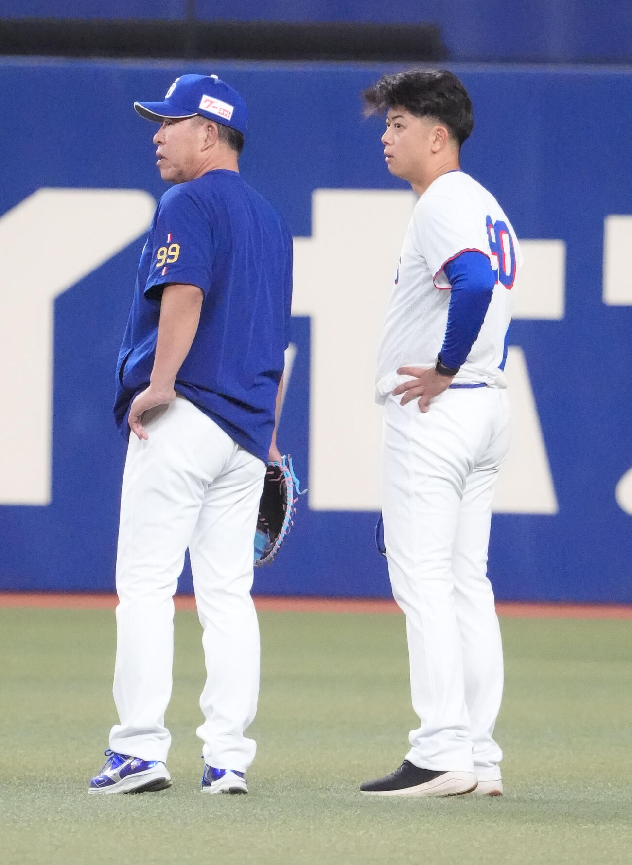 中日対広島　試合前、言葉を交わす中日井上監督（左）と中日松山（撮影・森本幸一）