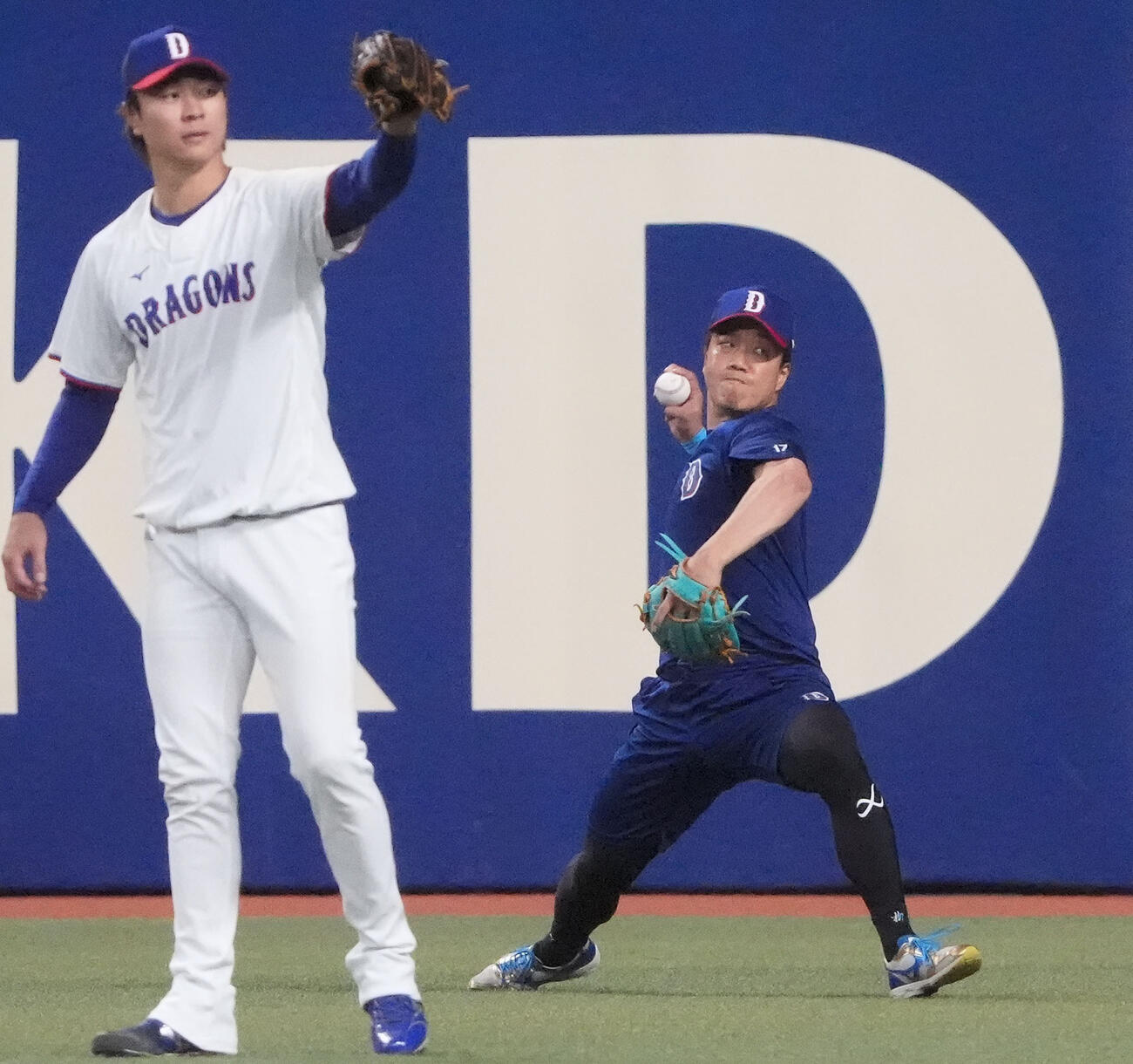 中日対広島　試合前、キャッチボールをする中日柳（右）左は高橋宏（撮影・森本幸一）