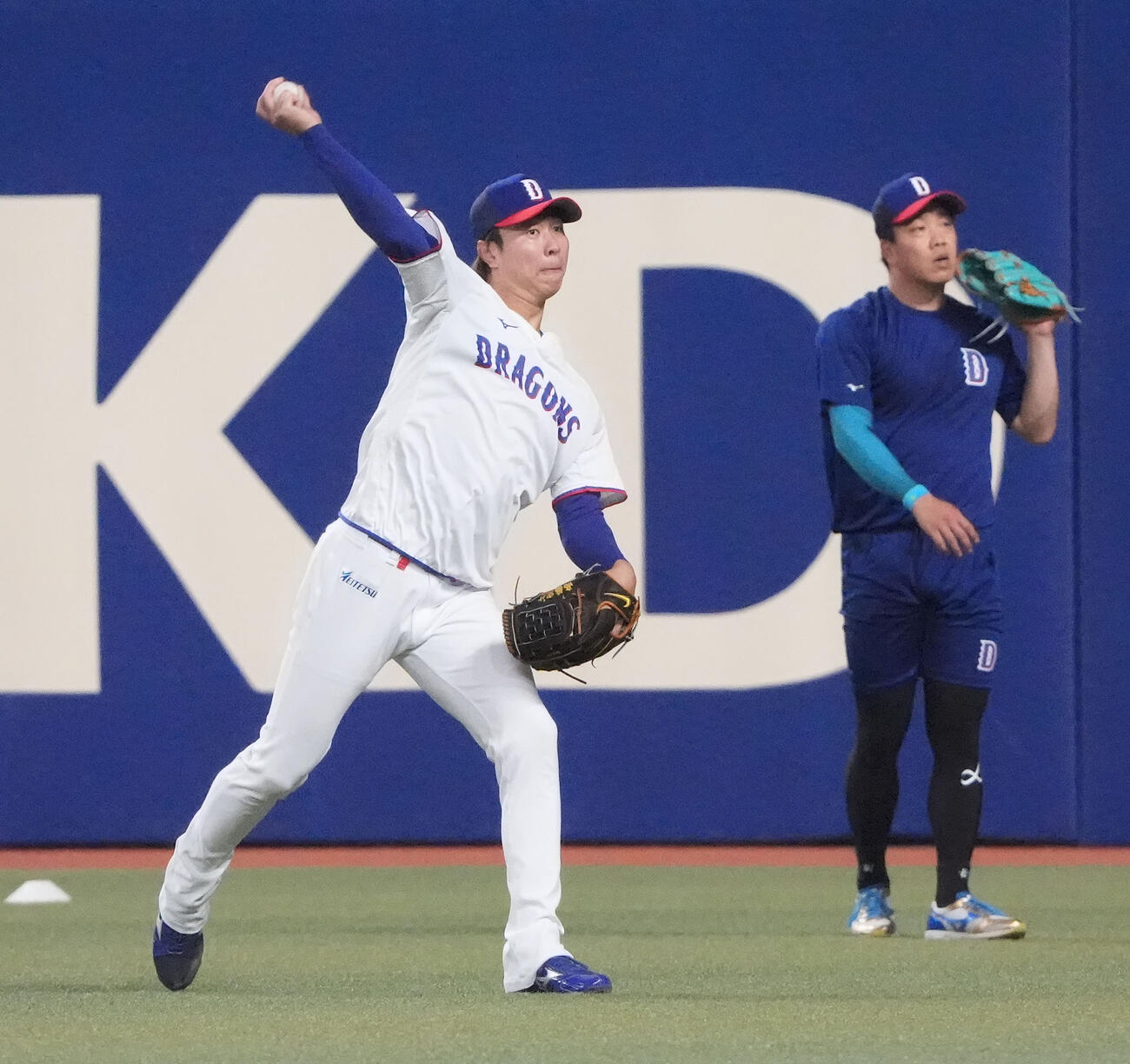 中日対広島　試合前、キャッチボールをする中日高橋宏（左）左は柳（撮影・森本幸一）