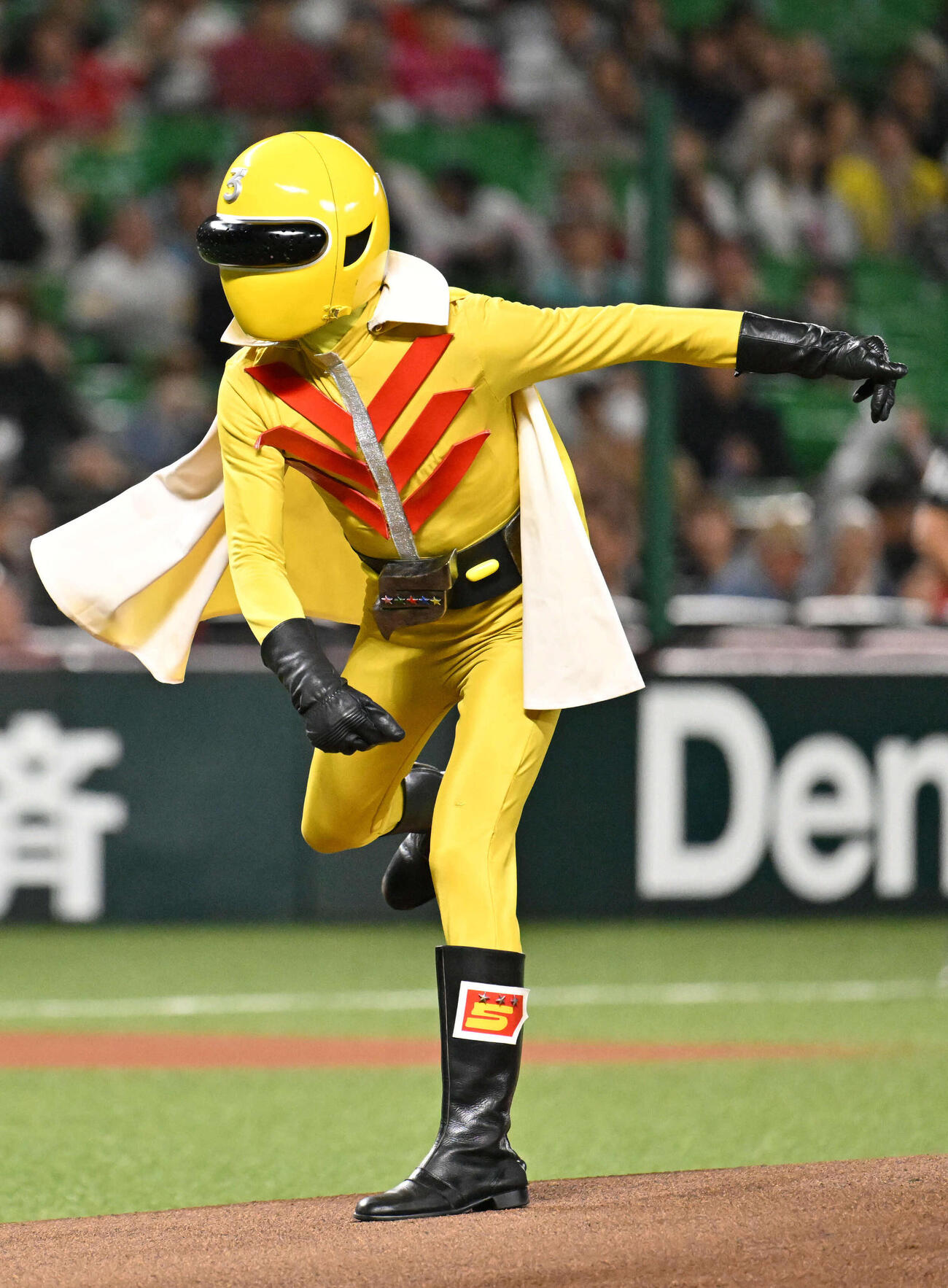 ソフトバンク対楽天　始球式でボールを投げる秘密戦隊ゴレンジャーのキレンジャー（撮影・林敢治）