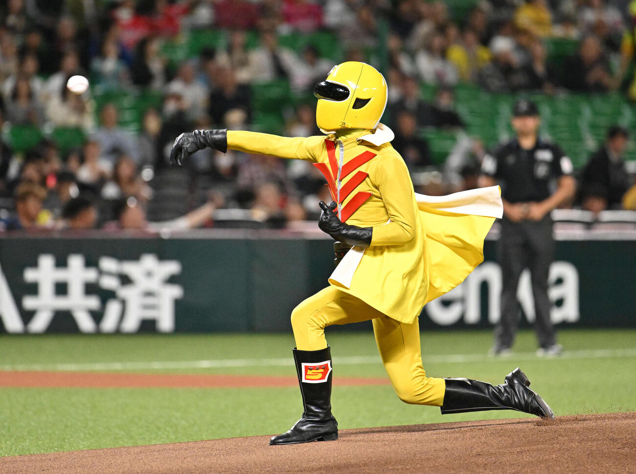 ソフトバンク対楽天　始球式でボールを投げる秘密戦隊ゴレンジャーのキレンジャー（撮影・林敢治）