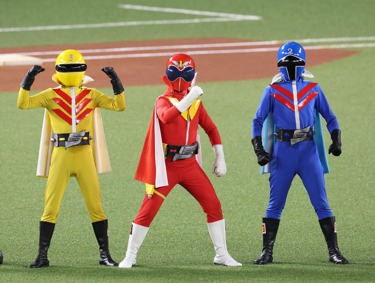 ポーズでアピールする左からキレンジャー、アカレンジャー、アオレンジャー（撮影・梅根麻紀）