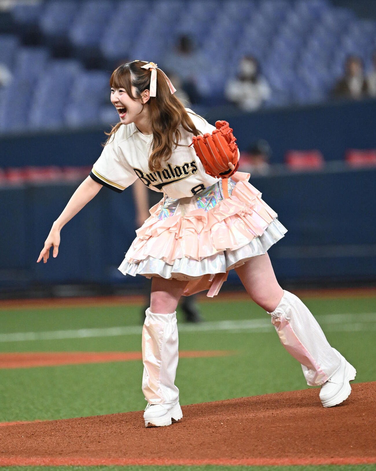 オリックス対西武　始球式を行う「グットクルー」のメンバー橘ゆきの（撮影・和賀正仁）