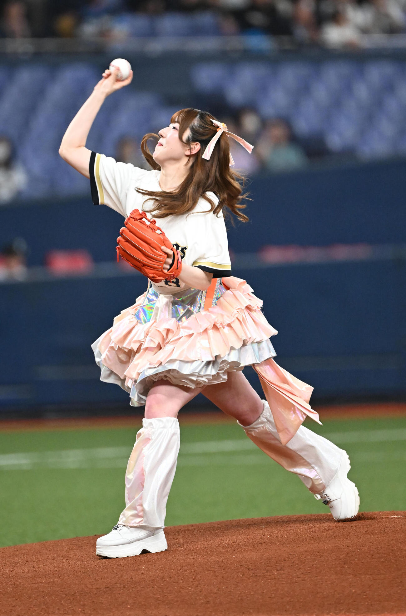 オリックス対西武　始球式を行う「グットクルー」のメンバー橘ゆきの（撮影・和賀正仁）