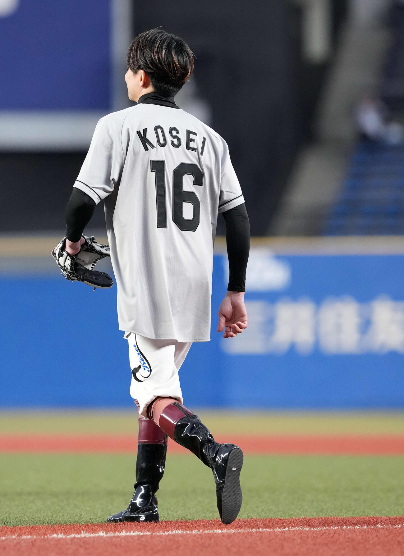 ロッテ対日本ハム　背番号16を付けてファーストピッチセレモニーに臨んだ三浦皇成騎手（撮影・たえ見朱実）