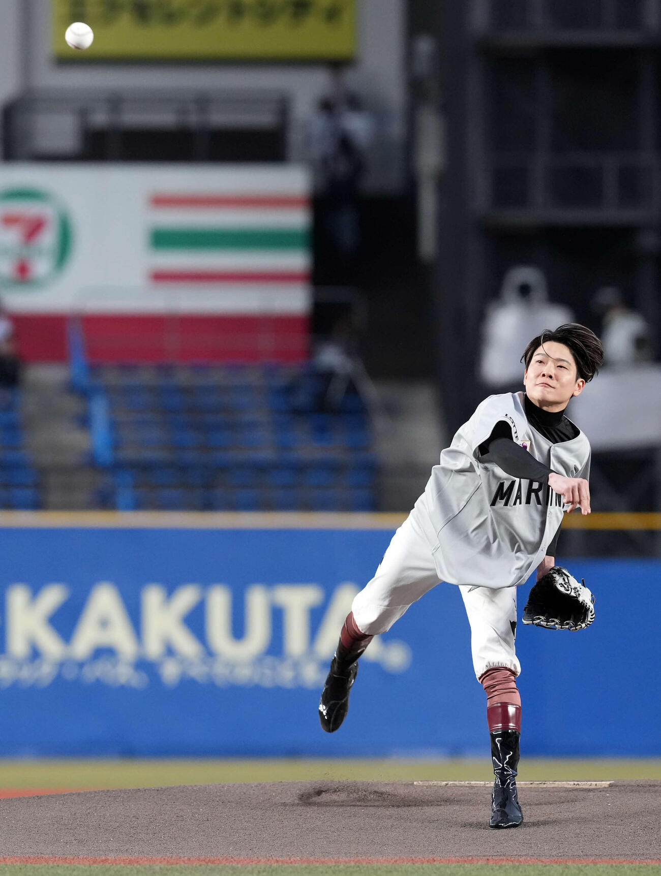 ロッテ対日本ハム　ファーストピッチセレモニーを務めた三浦皇成騎手（撮影・たえ見朱実）