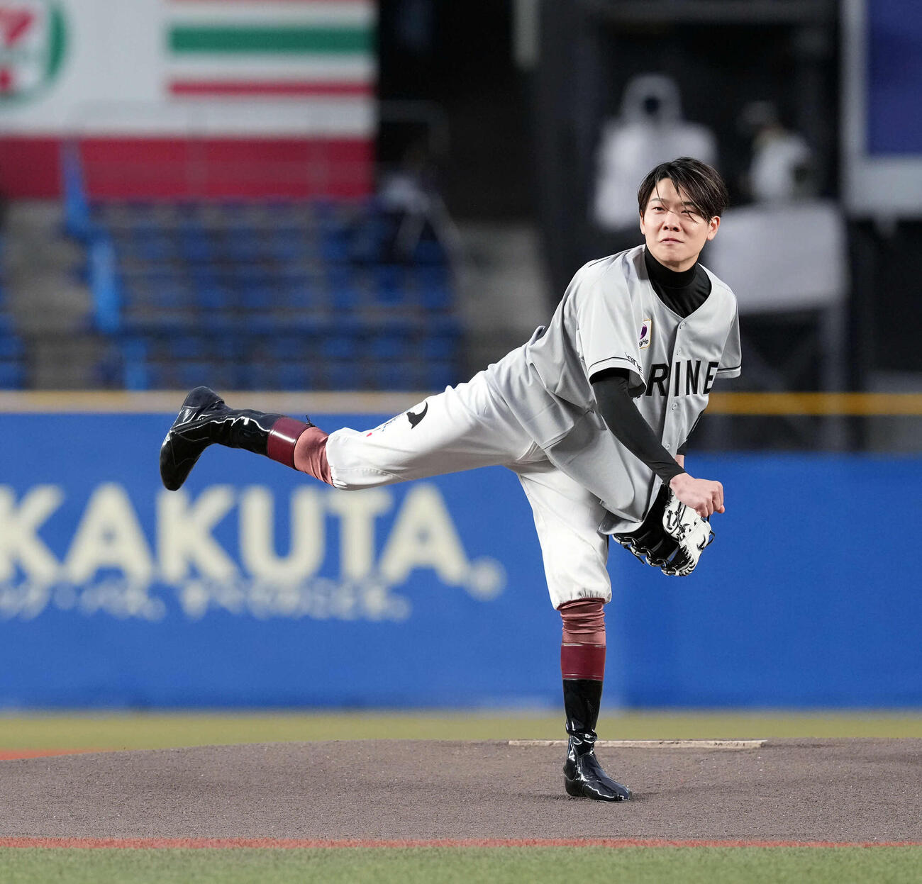 ロッテ対日本ハム　ファーストピッチセレモニーを務めた三浦皇成騎手（撮影・たえ見朱実）