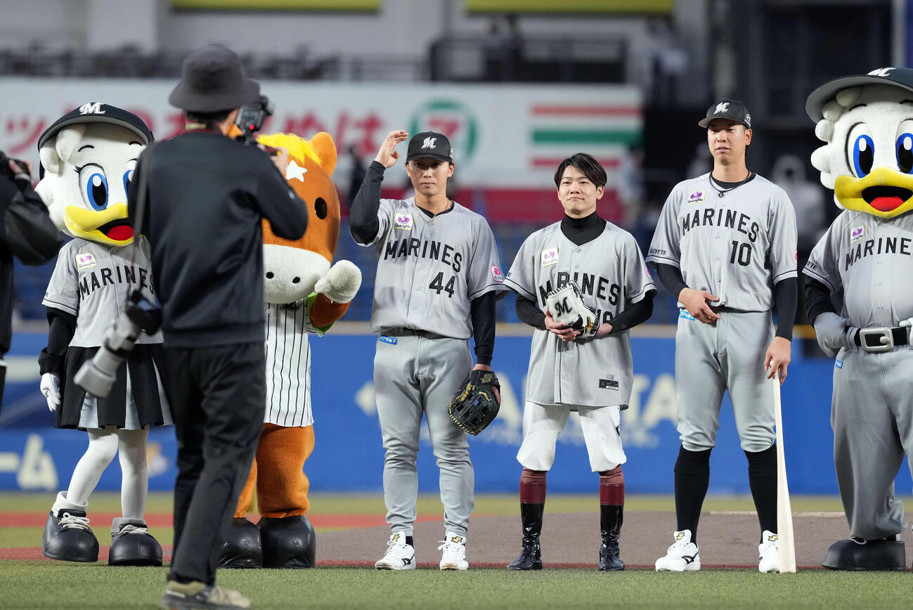 ロッテ対日本ハム　ファーストピッチセレモニーを務め、記念撮影に納まる三浦皇成騎手（中央）（撮影・たえ見朱実）