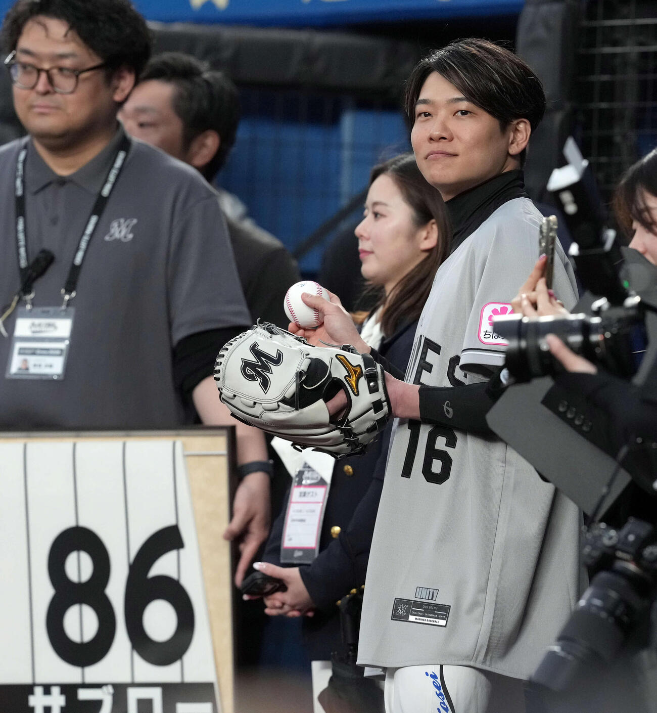 ロッテ対日本ハム　ファーストピッチセレモニーを務めた三浦皇成騎手（撮影・たえ見朱実）