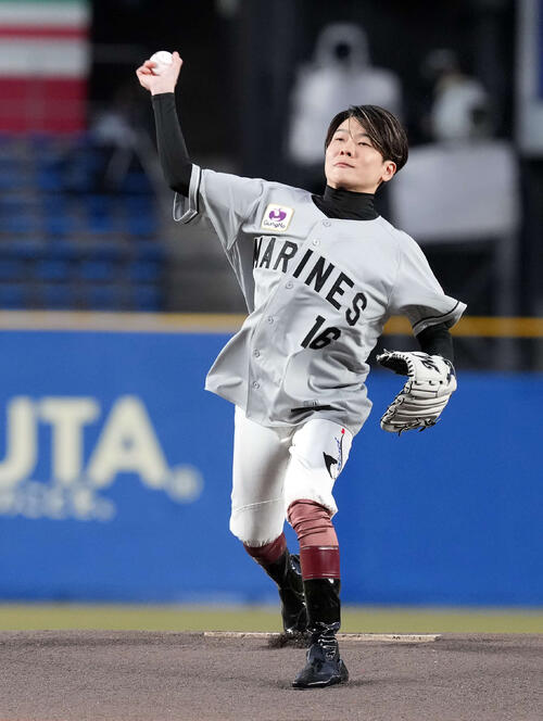 【ロッテ】三浦皇成騎手が始球式「すごい緊張」G1初制覇ウインカーネリアンの馬番「16」で登場