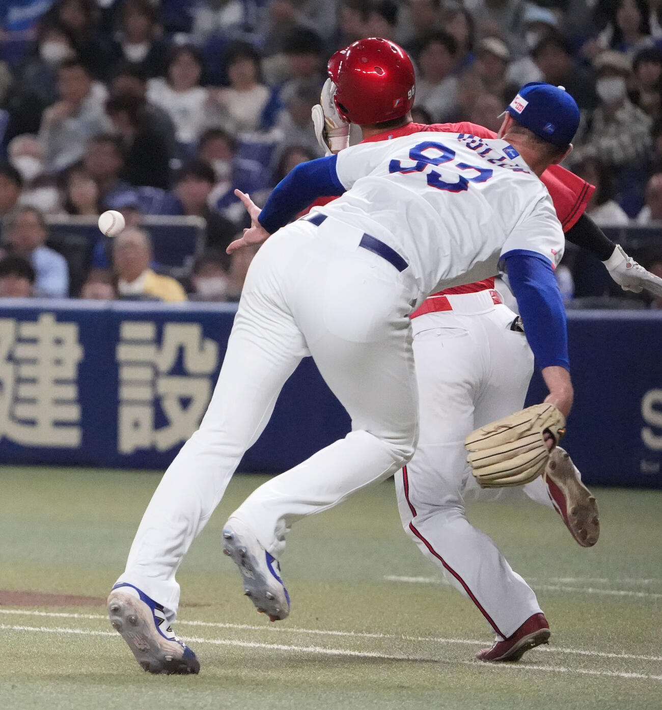 中日対広島　2回表広島2死二塁、中日先発のマラー（右）は広島中村奨の打球を捕球し一塁へ送球する（撮影・森本幸一）