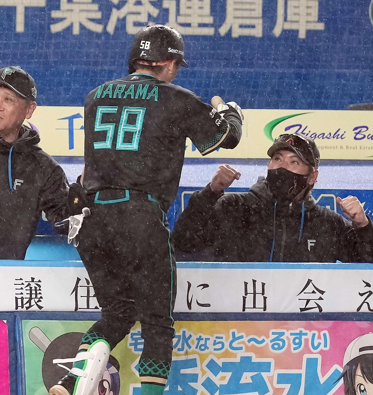ロッテ対日本ハム　3回表日本ハム無死一塁、同点の2点本塁打を放った奈良間を迎える新庄監督（撮影・たえ見朱実）