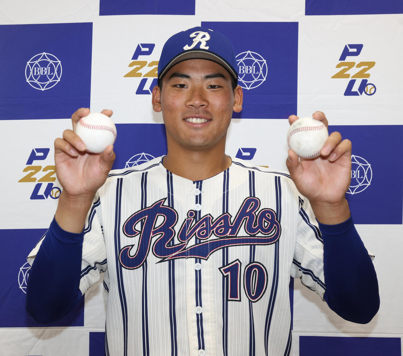 立正大対国学院大　本塁打のボール2個を持ち笑顔を見せる立正大・高田（撮影・柴田隆二）