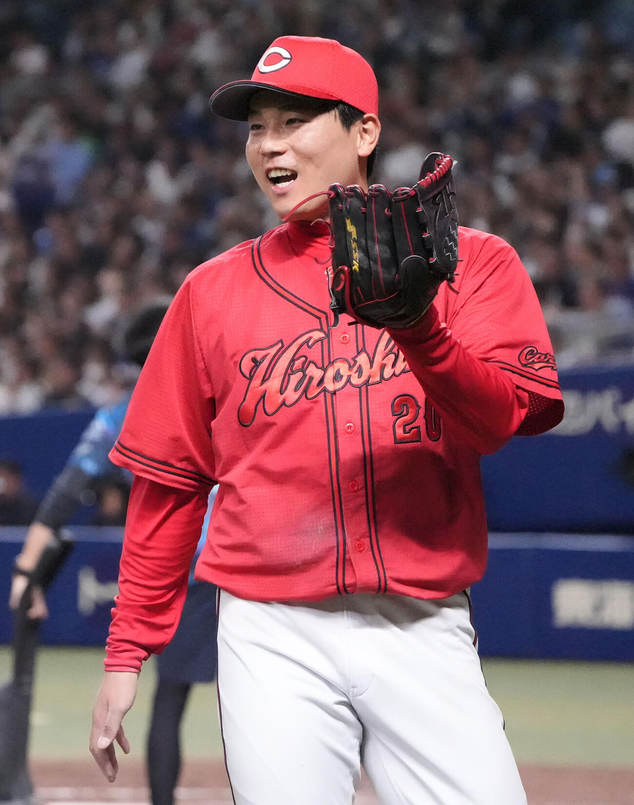 中日対広島　5回終了、広島大盛の好守に明るい表情を見せベンチへ戻る広島先発の栗林（撮影・森本幸一）