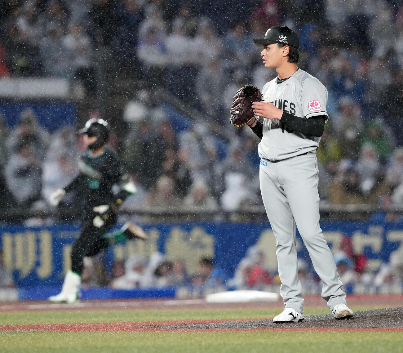 ロッテ対日本ハム　3回表日本ハム無死一塁、奈良間に2点本塁打を浴びる毛利（撮影・たえ見朱実）