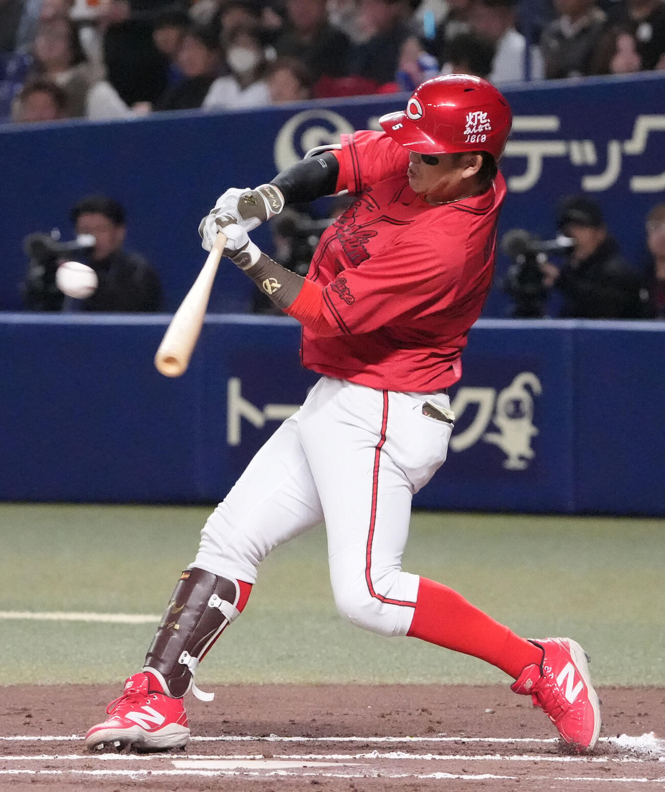 中日対広島　6回表広島1死二塁、適時二塁打を放つ広島小園（撮影・森本幸一）