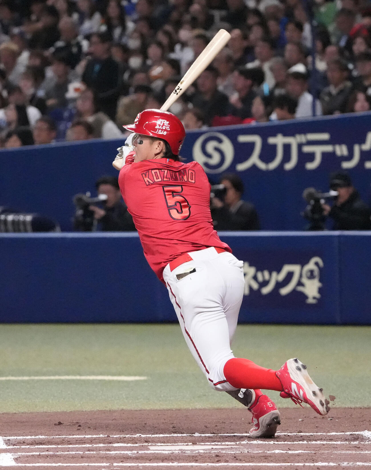 中日対広島　6回表広島1死二塁、適時二塁打を放つ広島小園（撮影・森本幸一）