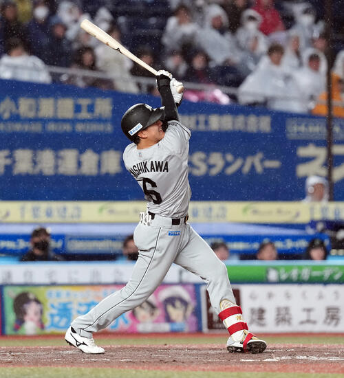 【動画】西川史礁が右方向へ同点３ラン　ベンチ前でファンに一礼