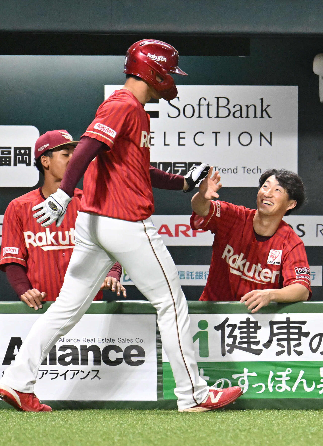ソフトバンク対楽天　1回表楽天2死一塁、黒川の先制適時打で生還した辰己（中央）はナインとタッチを交わす（撮影・林敢治）
