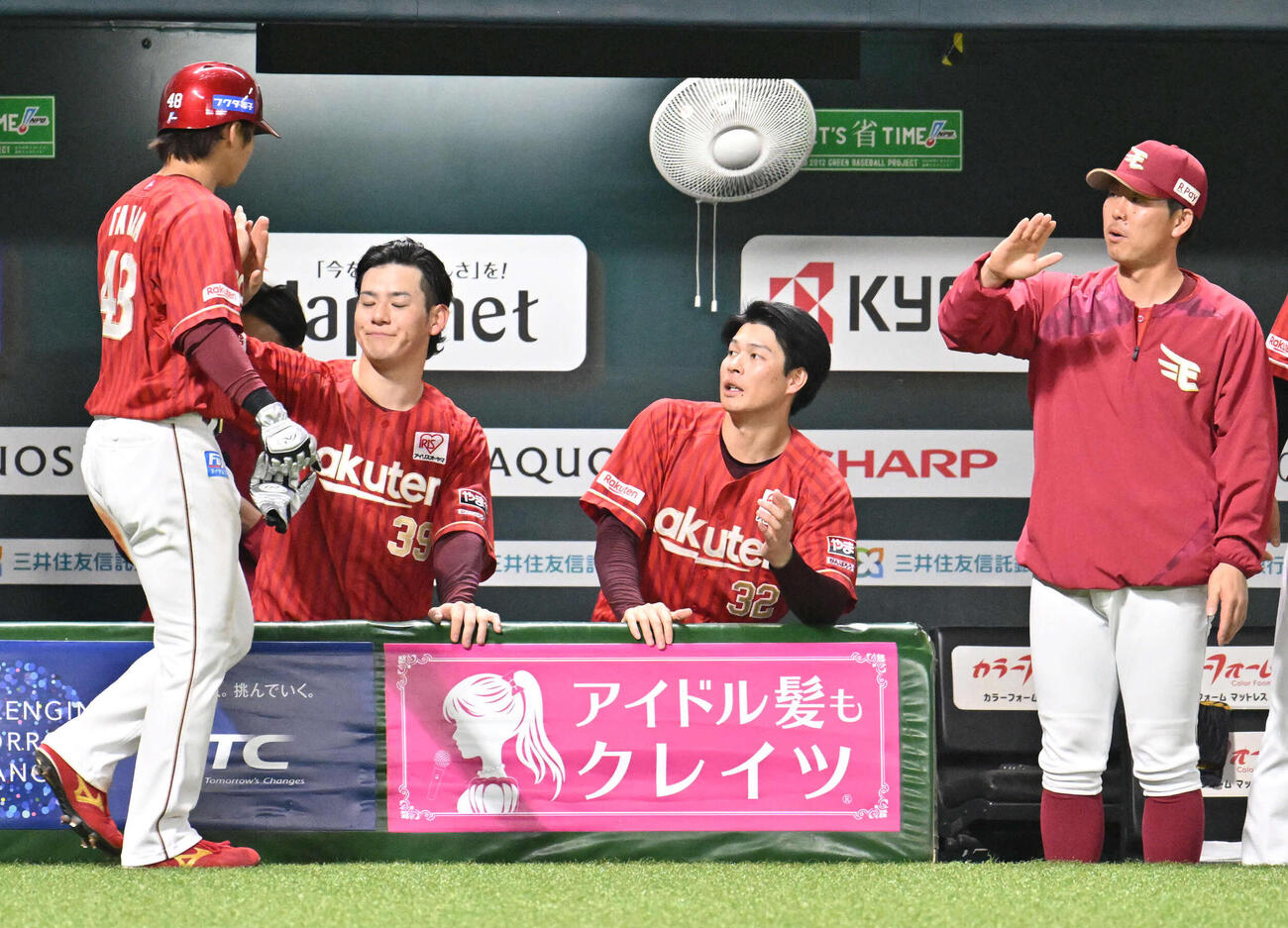 ソフトバンク対楽天　5回表楽天2死一、三塁、辰己の勝ち越し適時打で生還した平良（左）（撮影・林敢治）