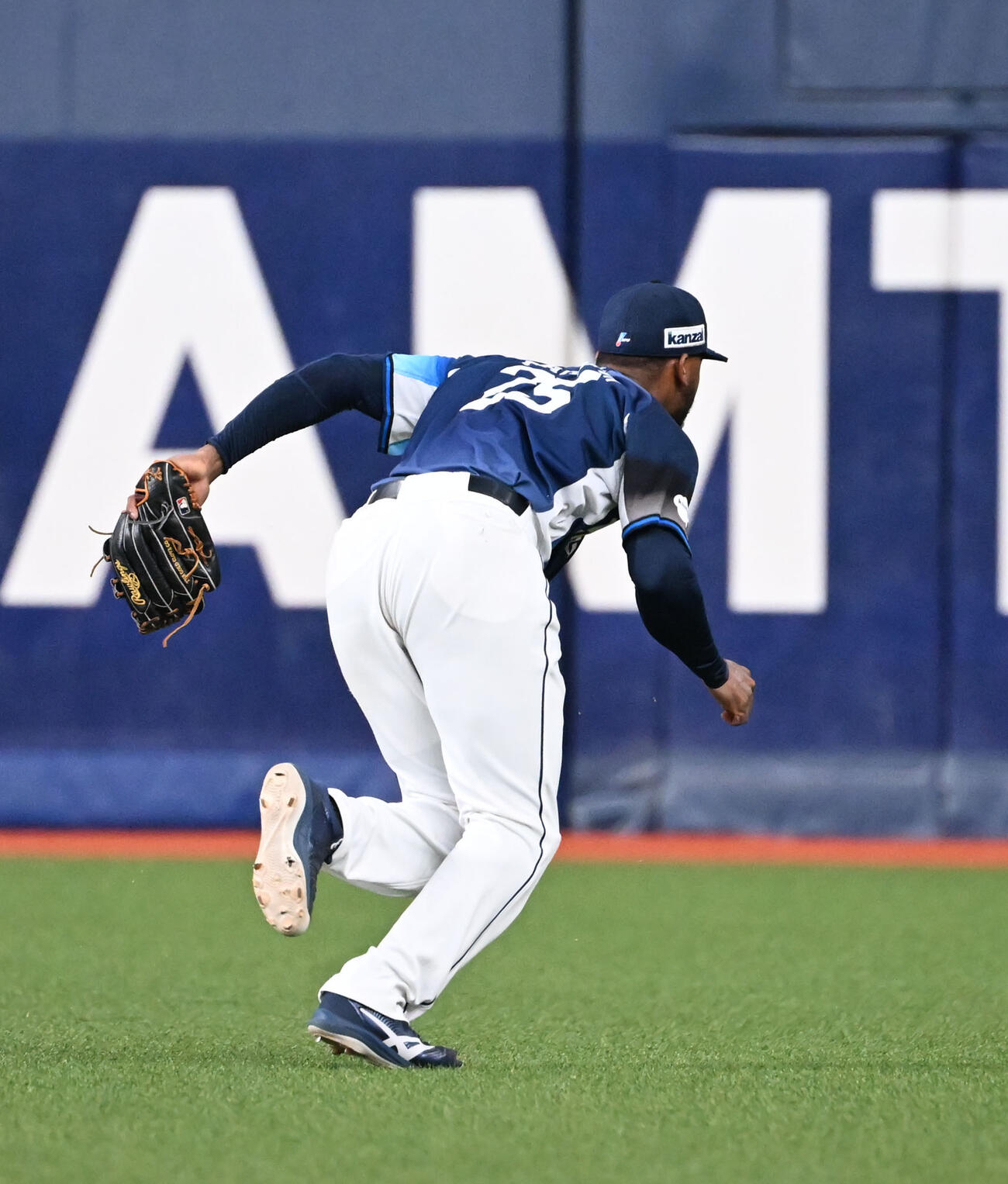 オリックス対西武　5回裏オリックス2死一塁、来田の打球を後方にそらす（記録は三塁打）右翼手カナリオ（撮影・和賀正仁）