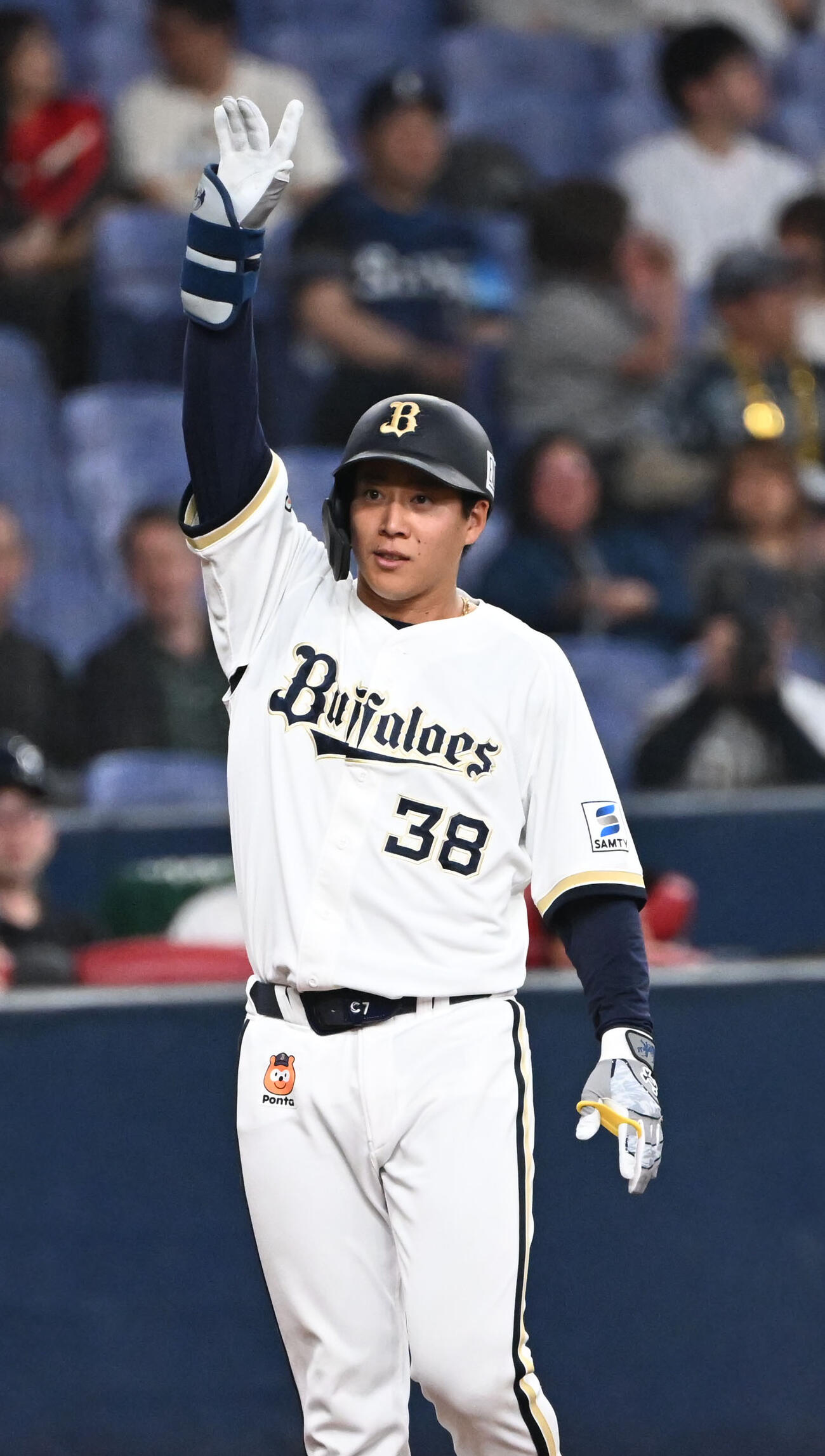 オリックス対西武　5回裏オリックス2死一塁、右翼へ適時三塁打を放った来田はポーズ（撮影・和賀正仁）