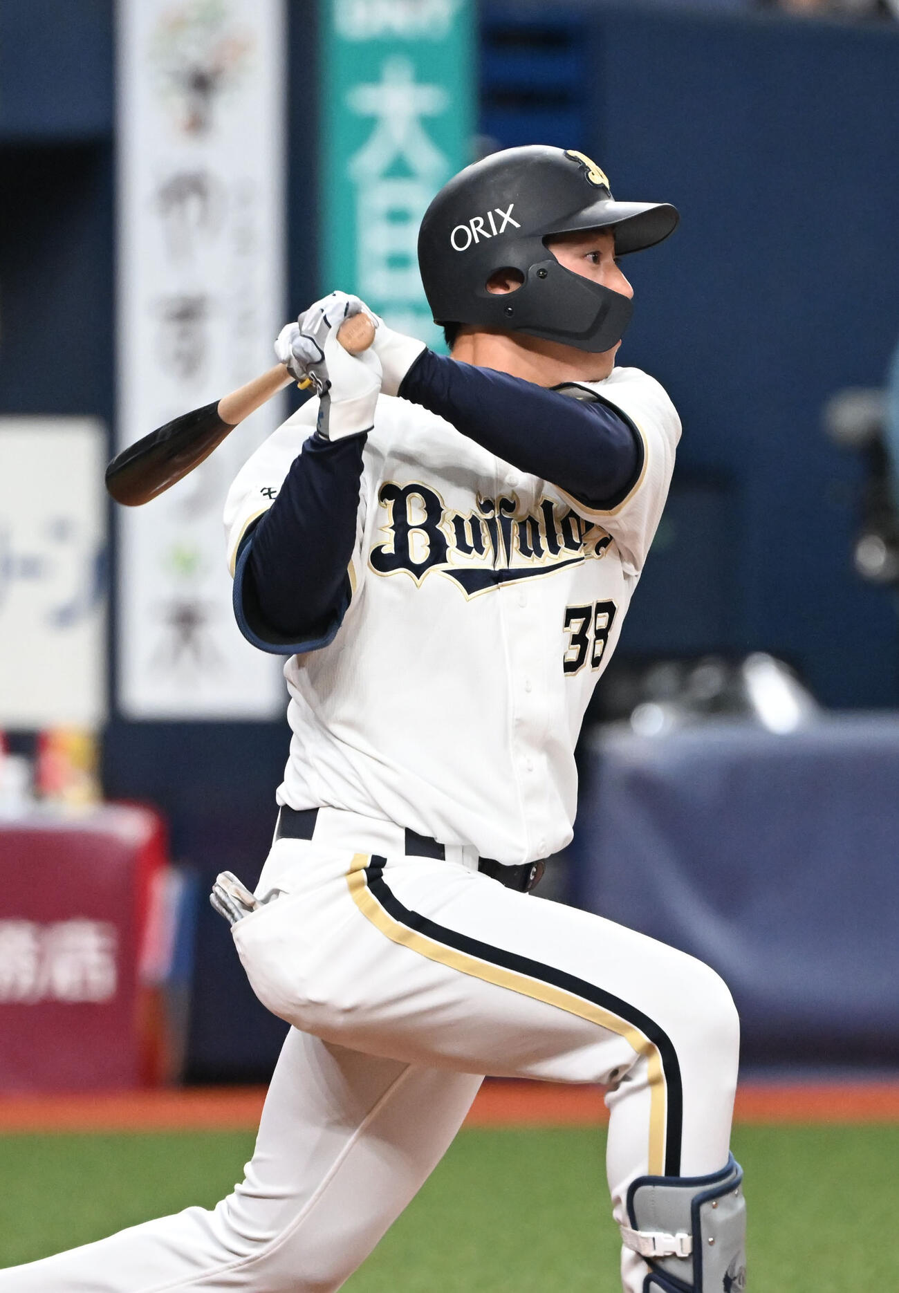 オリックス対西武　5回裏オリックス2死一塁、右翼へ適時三塁打を放つ来田（撮影・和賀正仁）