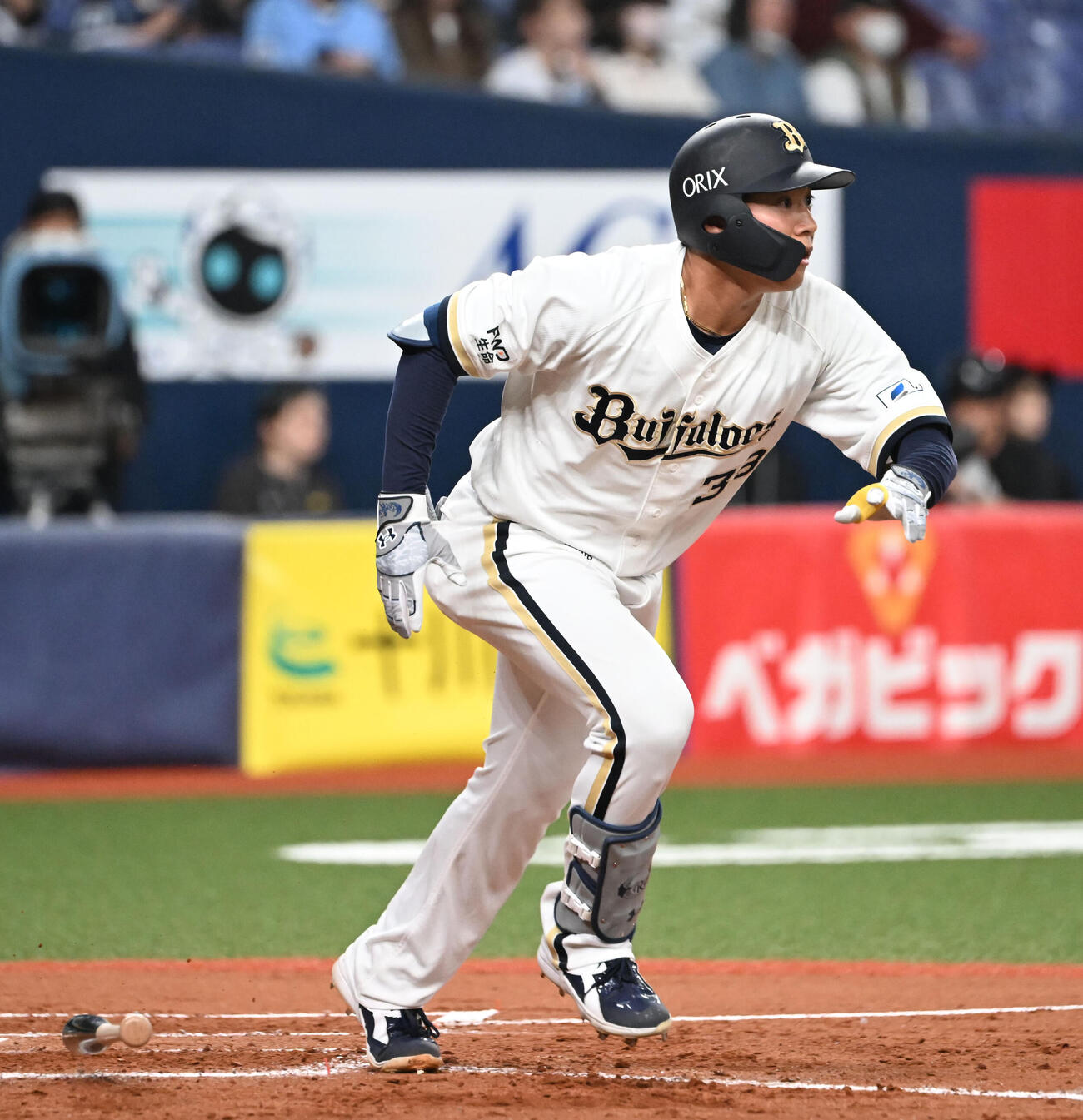 オリックス対西武　5回裏オリックス2死一塁、右翼へ適時三塁打を放つ来田（撮影・和賀正仁）