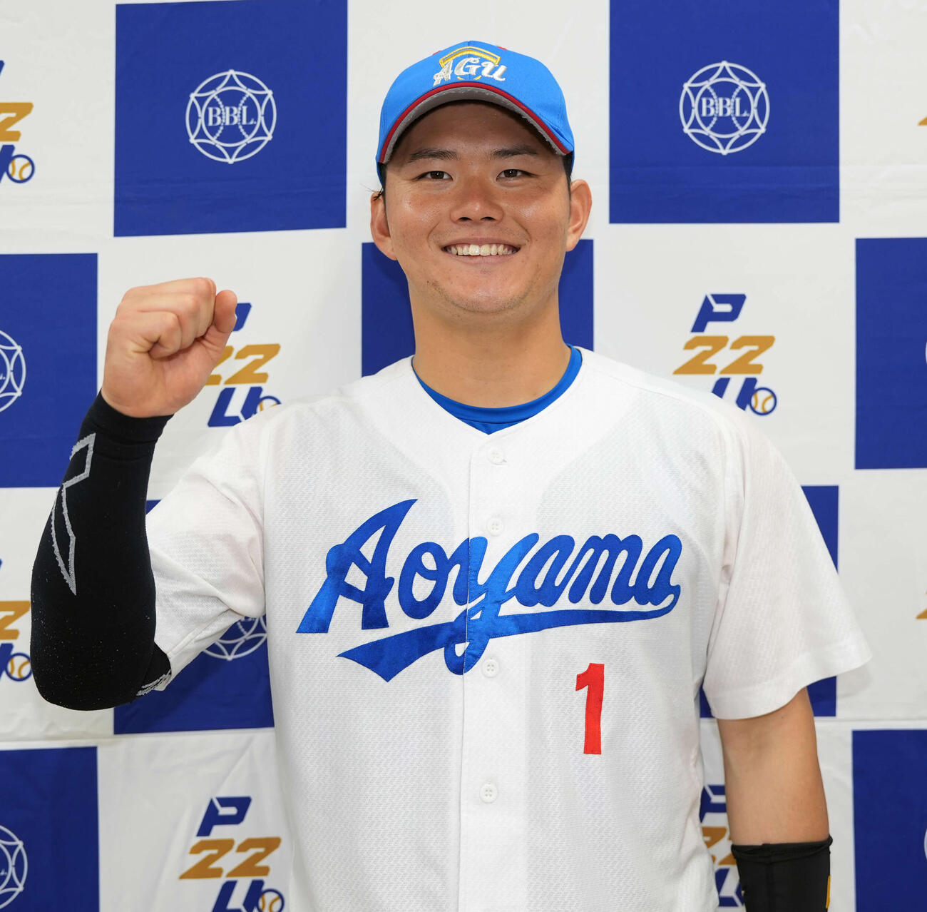 中大対青学大　中大に勝利しガッツポーズをする青学大・渡部（撮影・小島史椰）
