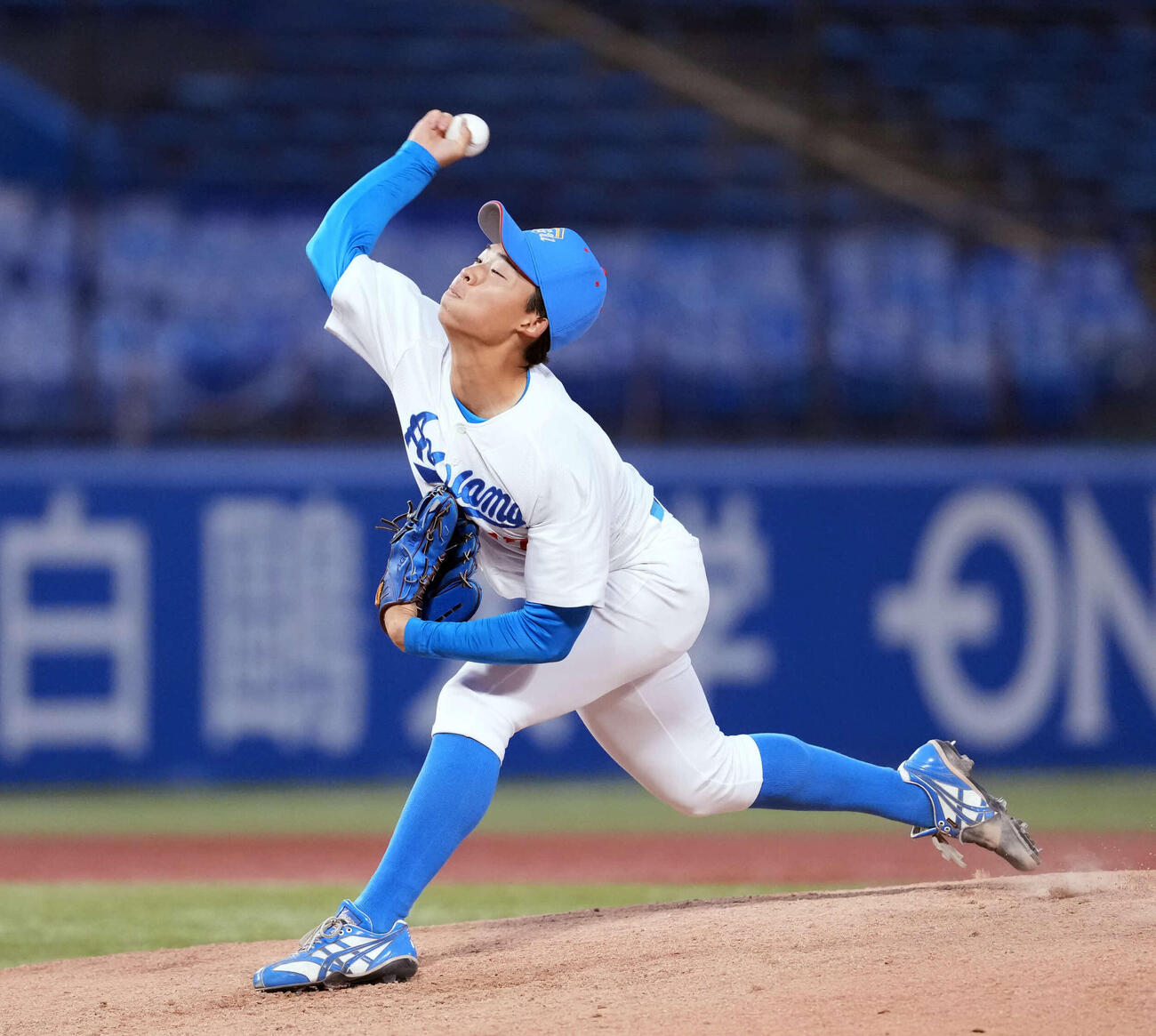 中大対青学大　7回表から登板し力投する青学大・山田（撮影・小島史椰）