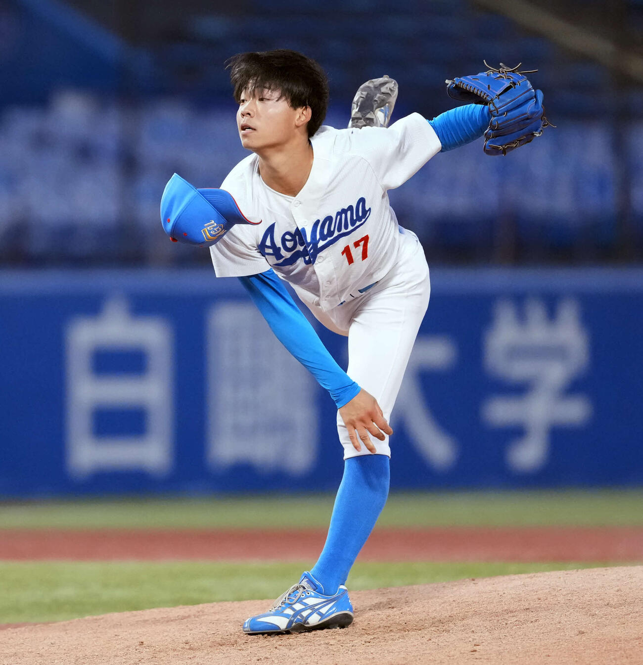 中大対青学大　7回表から登板し力投する青学大・山田（撮影・小島史椰）