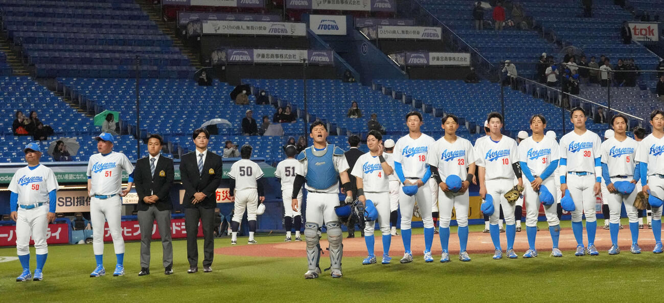 中大対青学大　中大に勝利しスタンドにあいさつする青学大の選手たち（撮影・小島史椰）