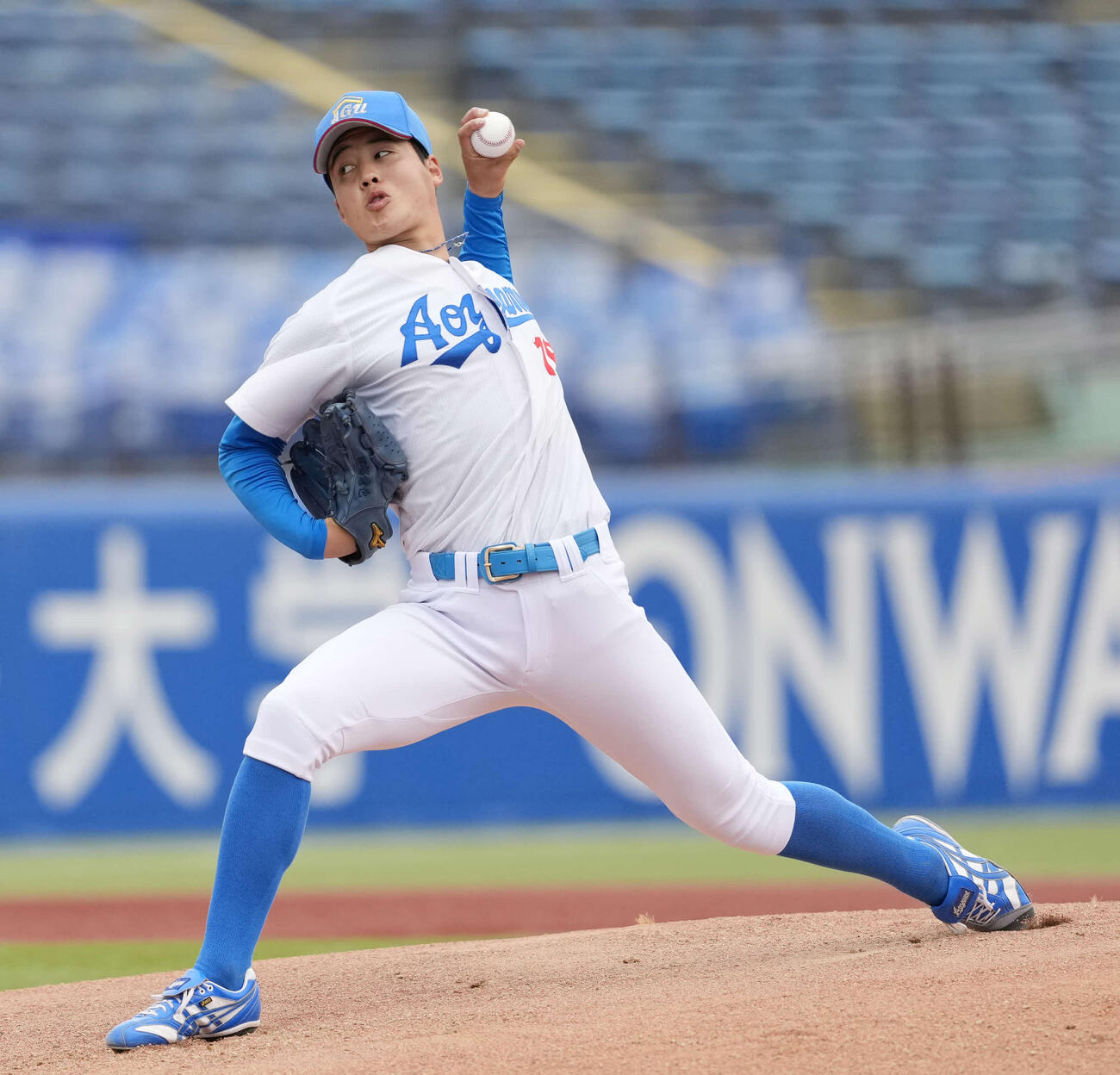 中大対青学大　力投する青学大先発の田端（撮影・小島史椰）