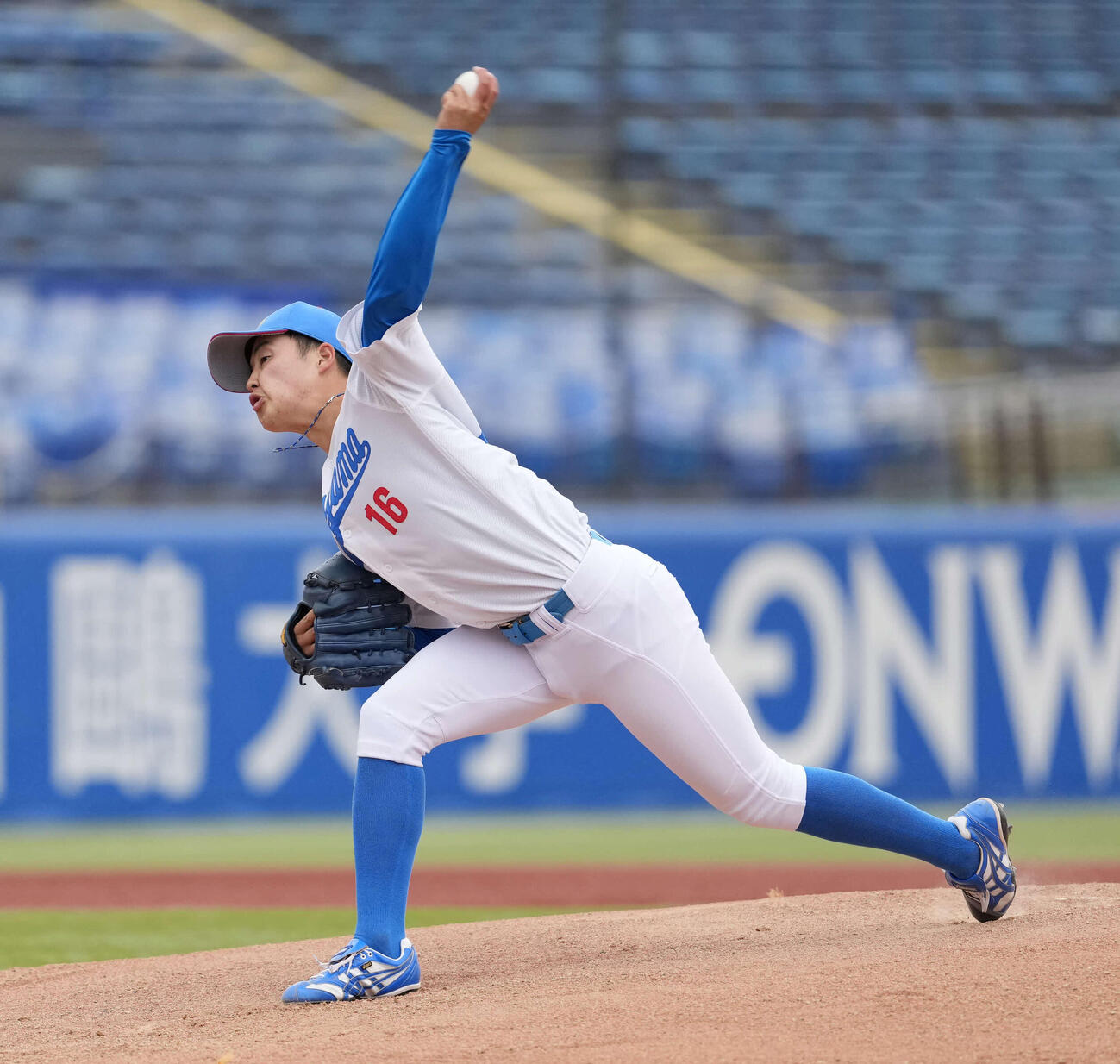 中大対青学大　力投する青学大先発の田端（撮影・小島史椰）