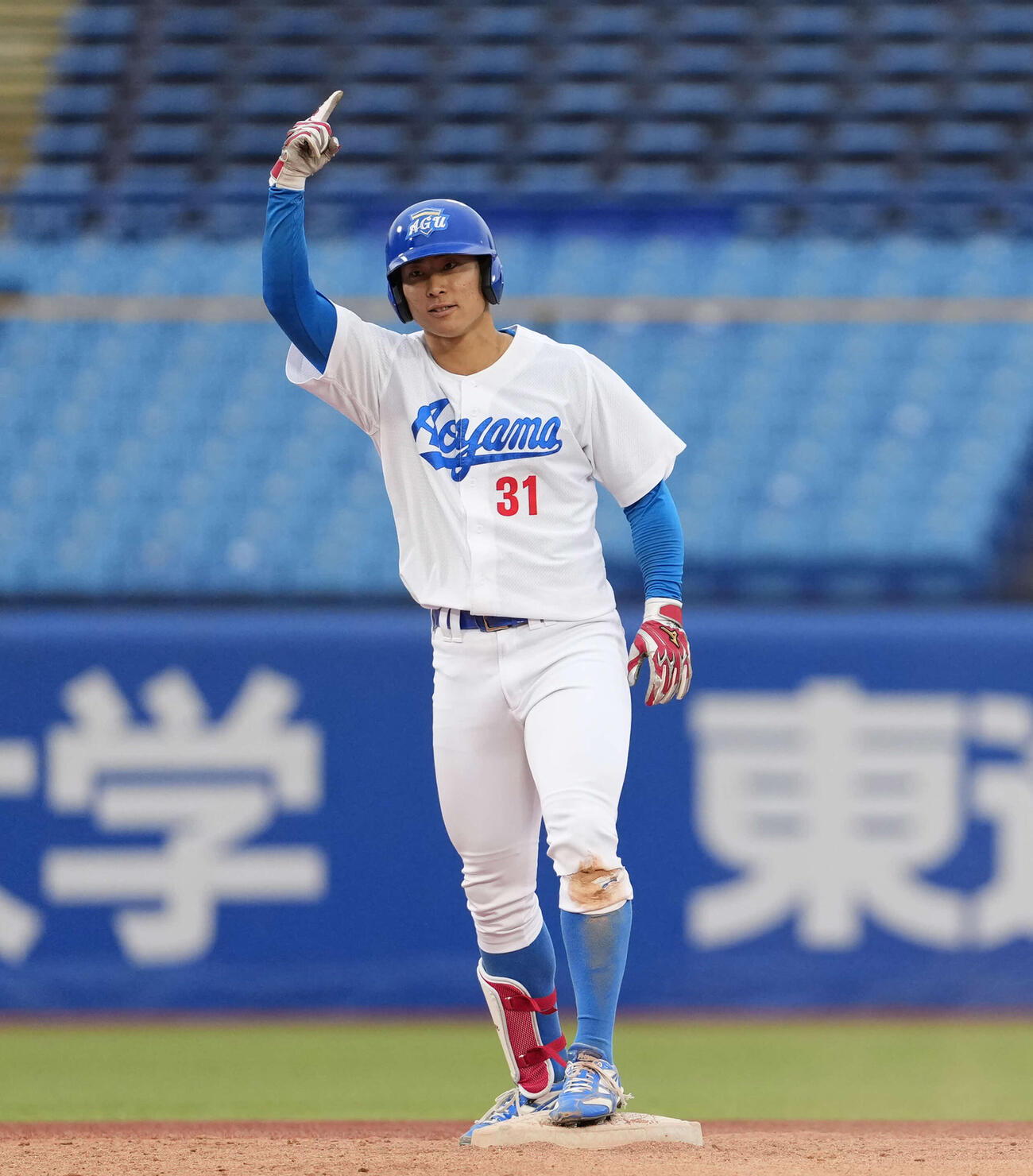 中大対青学大　4回裏青学大無死、二塁打を放つ南川（撮影・小島史椰）