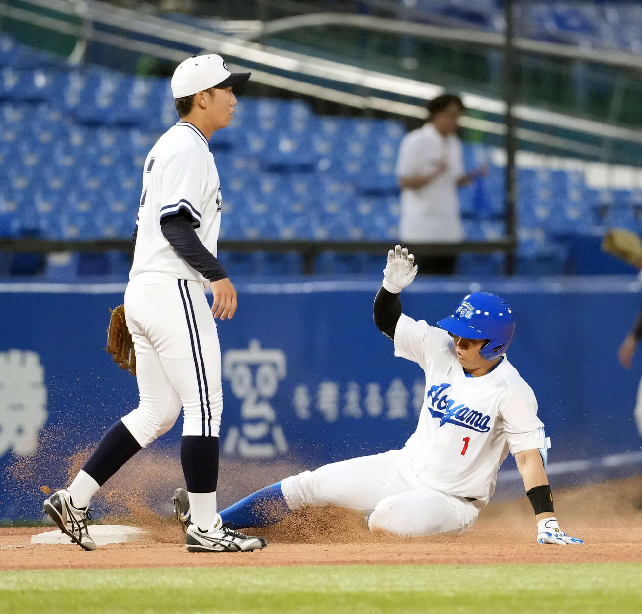 中大対青学大　7回裏青学大無死満塁、3点適時三塁打を放つ渡部（撮影・小島史椰）