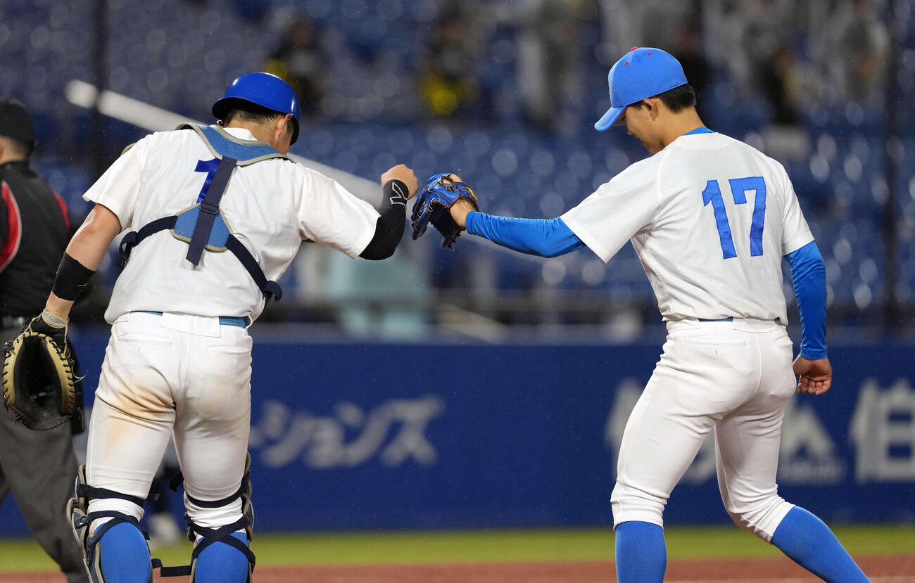 中大対青学大　中大に勝利しタッチを交わす青学大・渡部（左）と山田（撮影・小島史椰）