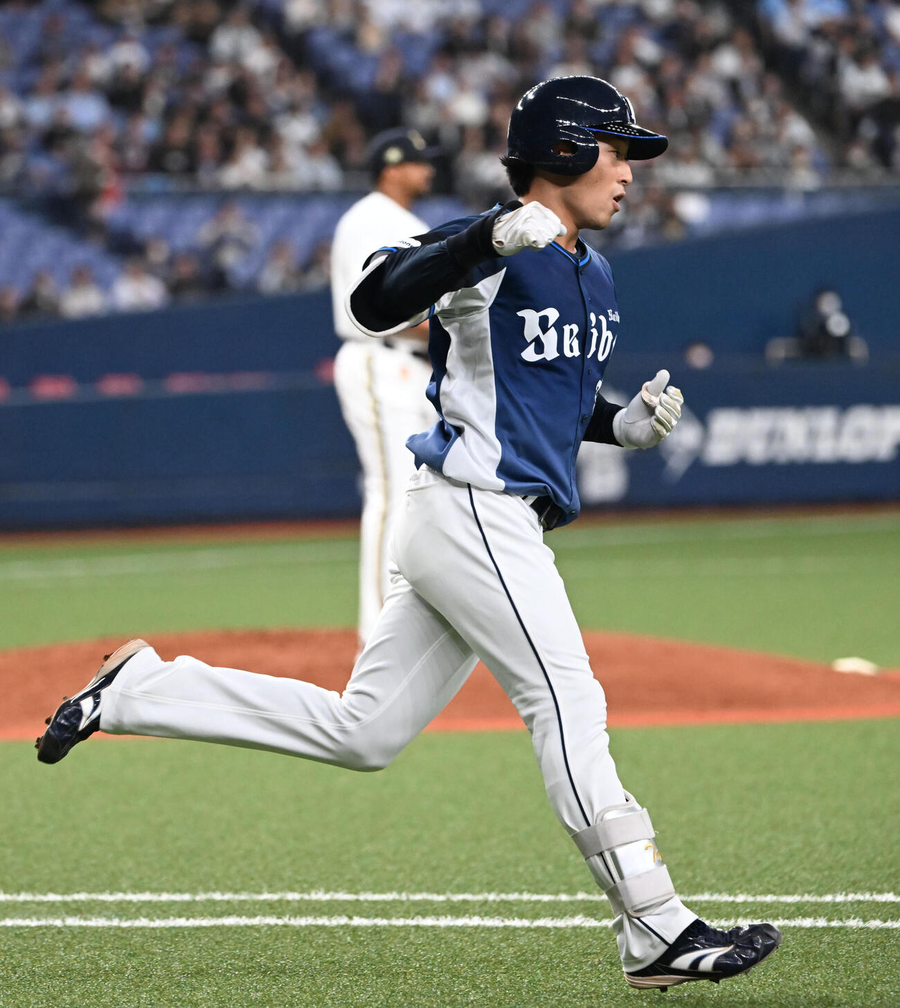 オリックス対西武　7回表西武2死、右越えソロ本塁打を放った佐藤太はガッツポーズ（撮影・和賀正仁）