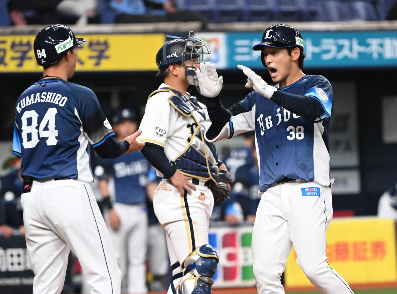 オリックス対西武　7回表西武2死、右越えソロ本塁打を放ち生還する佐藤太（撮影・和賀正仁）