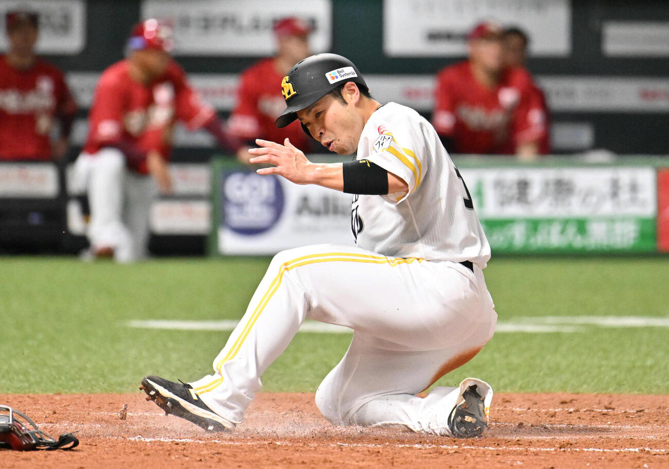 ソフトバンク対楽天　4回裏ソフトバンク2死二塁、山川の同点適時打で生還する近藤（撮影・林敢治）