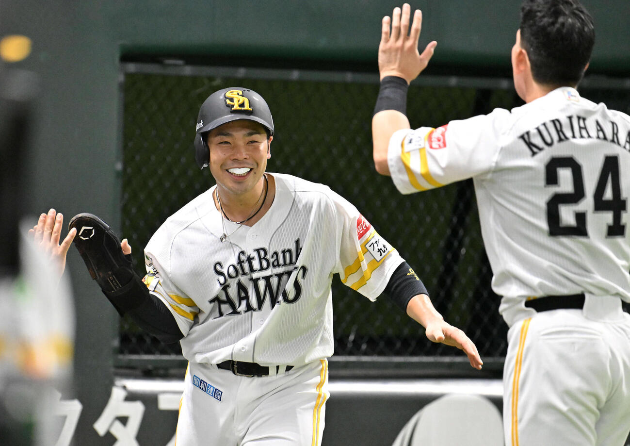 ソフトバンク対楽天　4回裏ソフトバンク2死二塁、山川の同点適時打で生還した近藤（左）はナインとタッチを交わす（撮影・林敢治）