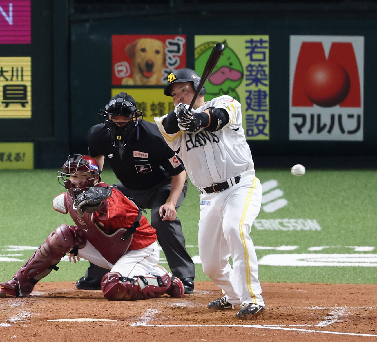 ソフトバンク対楽天　4回裏ソフトバンク2死二塁、山川は左前に同点適時打を放つ（撮影・梅根麻紀）