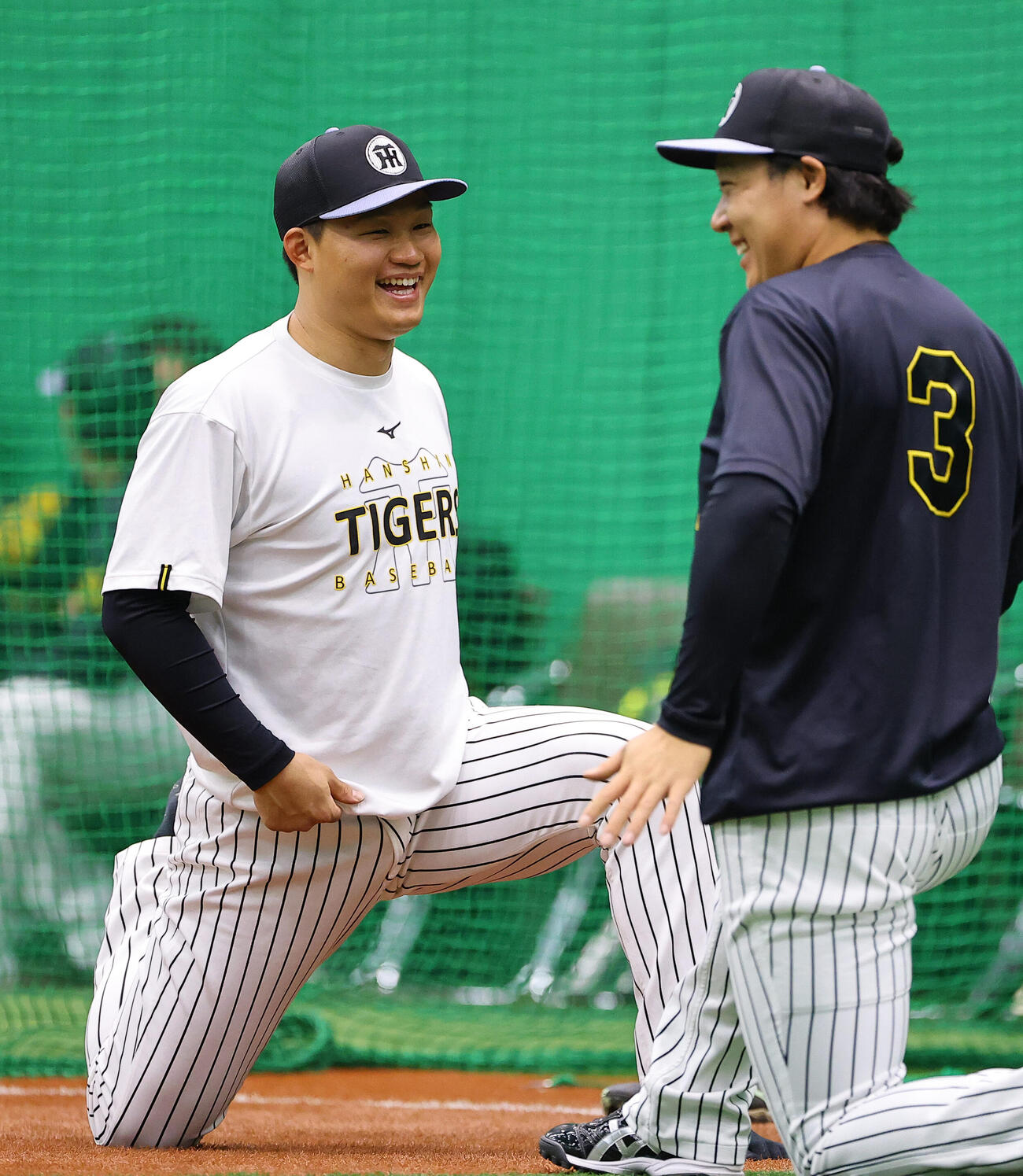 笑顔を見せる阪神森下（左）と大山（撮影・上田博志）