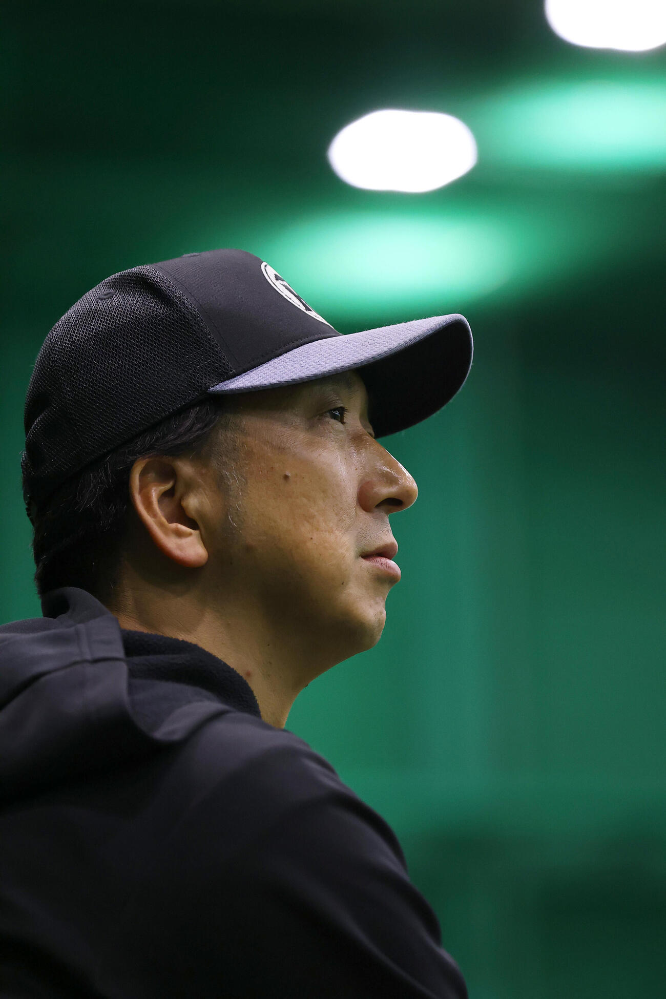 練習を見守る阪神藤川監督（撮影・上田博志）