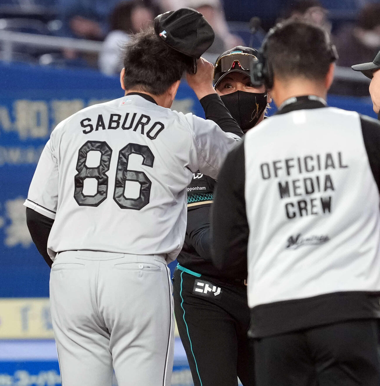 ロッテ対日本ハム　メンバー表の最終確認をする日本ハム新庄監督（撮影・たえ見朱実）