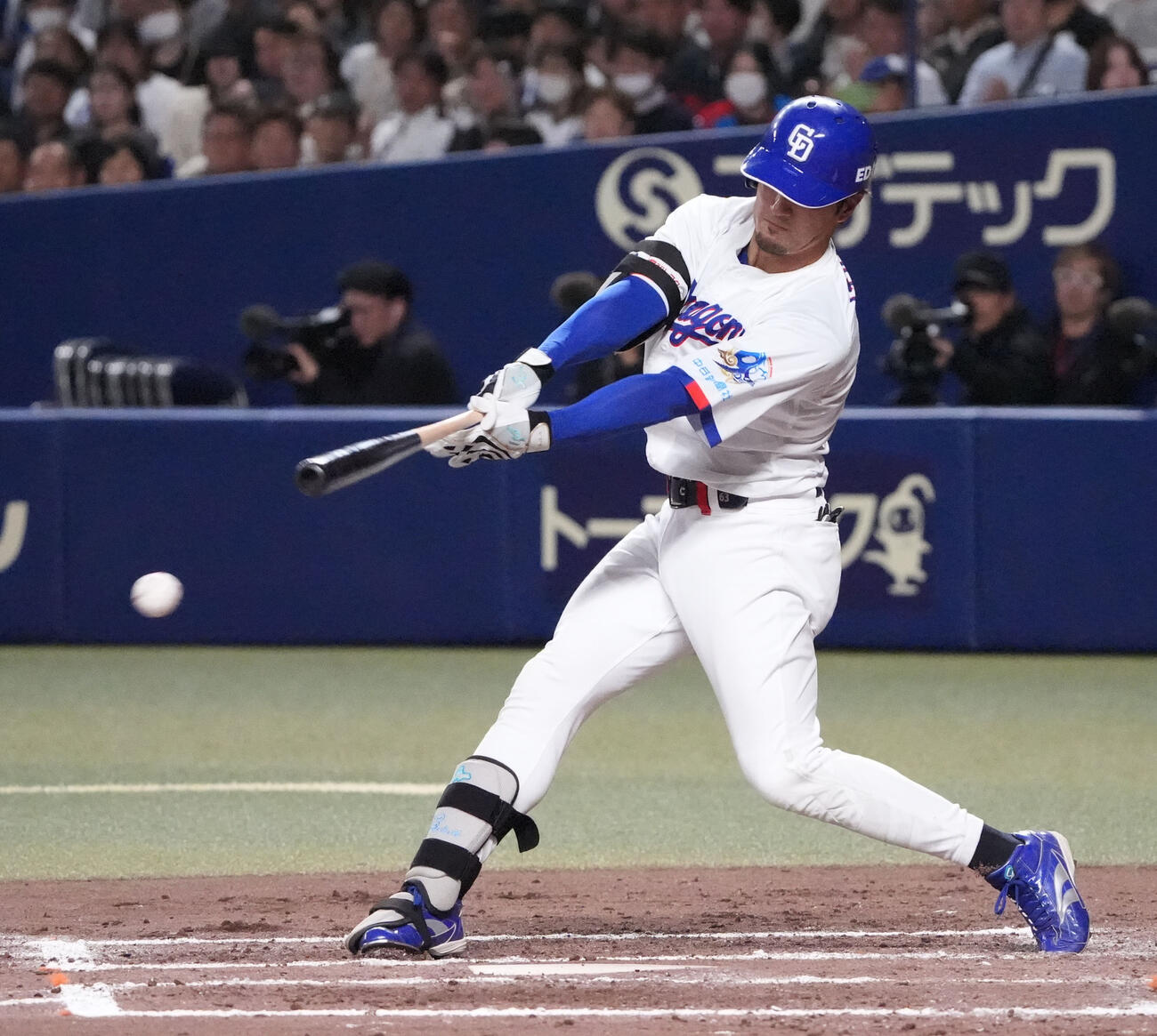 中日対広島　7回裏中日1死一、二塁、適時打を放つ板山（撮影・森本幸一）