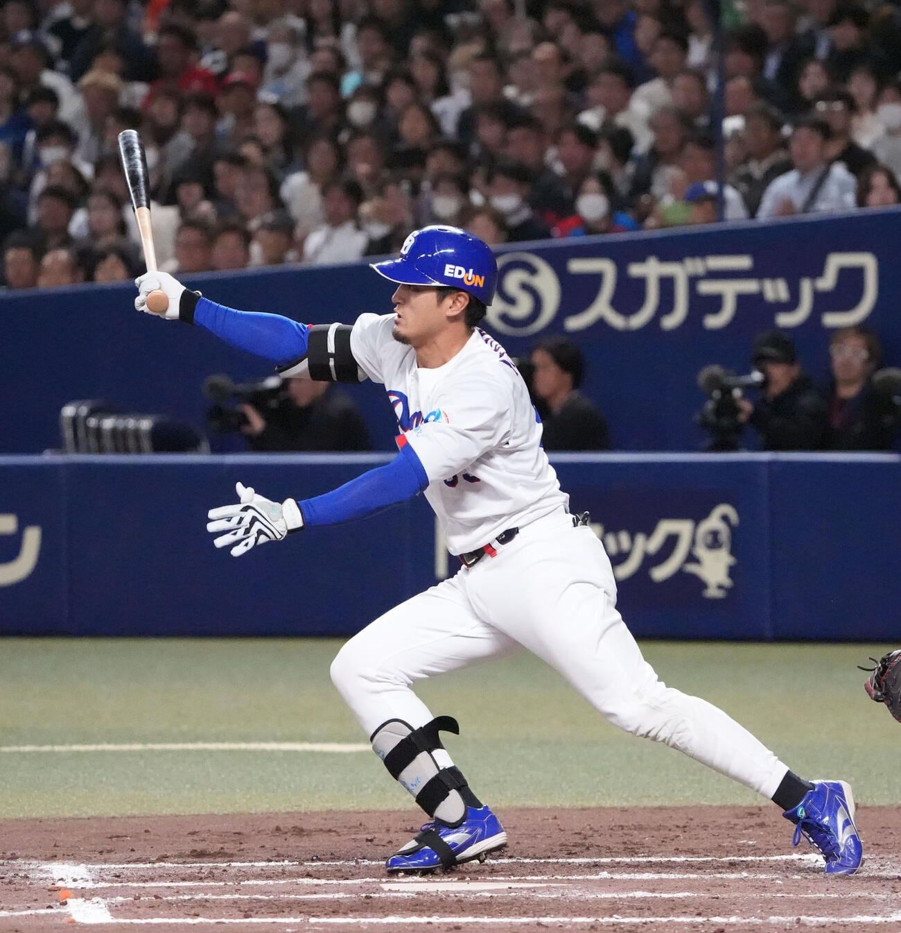 中日対広島　7回裏中日1死一、二塁、適時打を放つ板山（撮影・森本幸一）