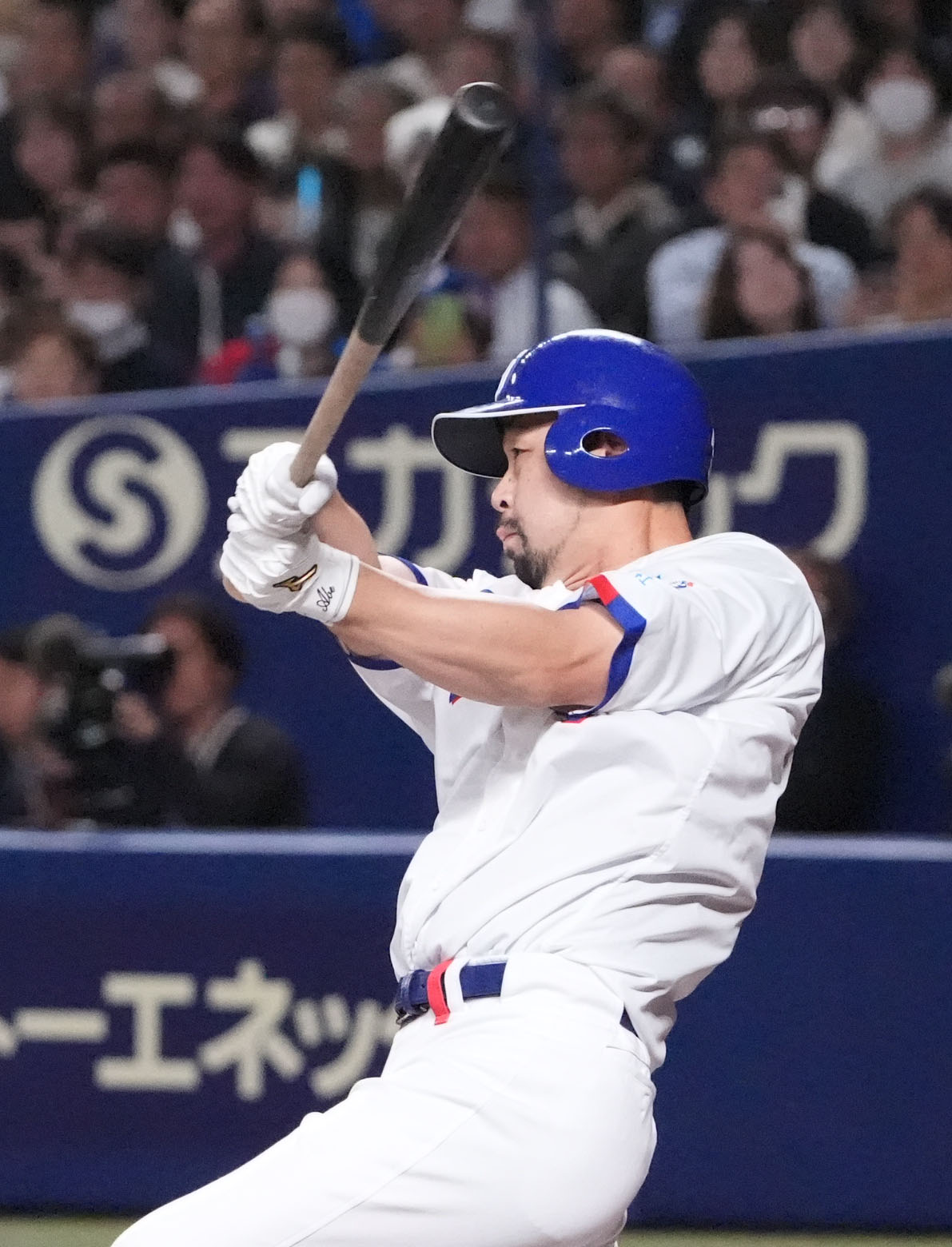 中日対広島　7回裏中日1死一、二塁、適時二塁打を放つ中日阿部（撮影・森本幸一）